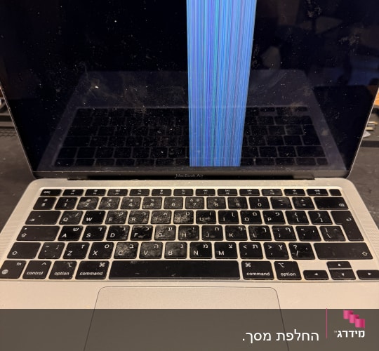 מחשב נייד עם מסך פגום ותצוגת קווים אנכיים